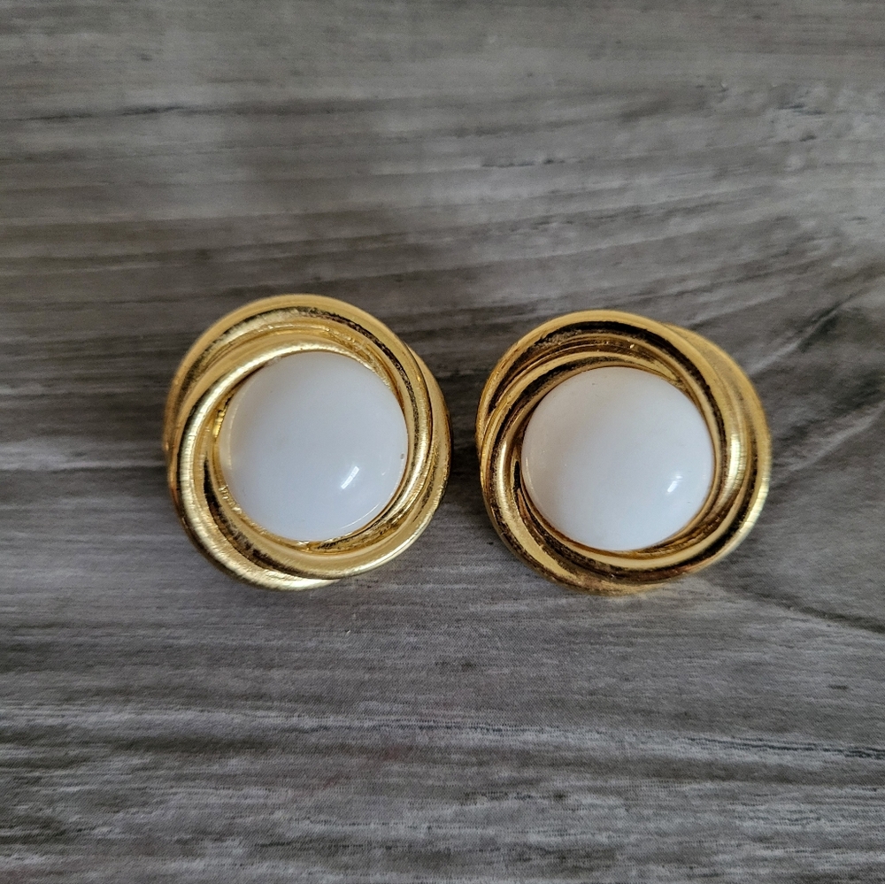 Vintage Trifari Cabochon Pierced Earrings 1980s White/Gold
